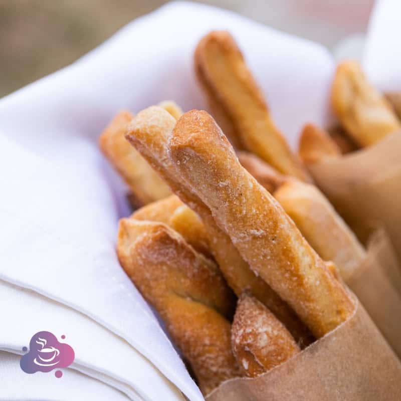 Frische, knusprige Brotsticks in rustikalem Stil, perfekt für gemütliche Momente und geselliges Beisammensein.