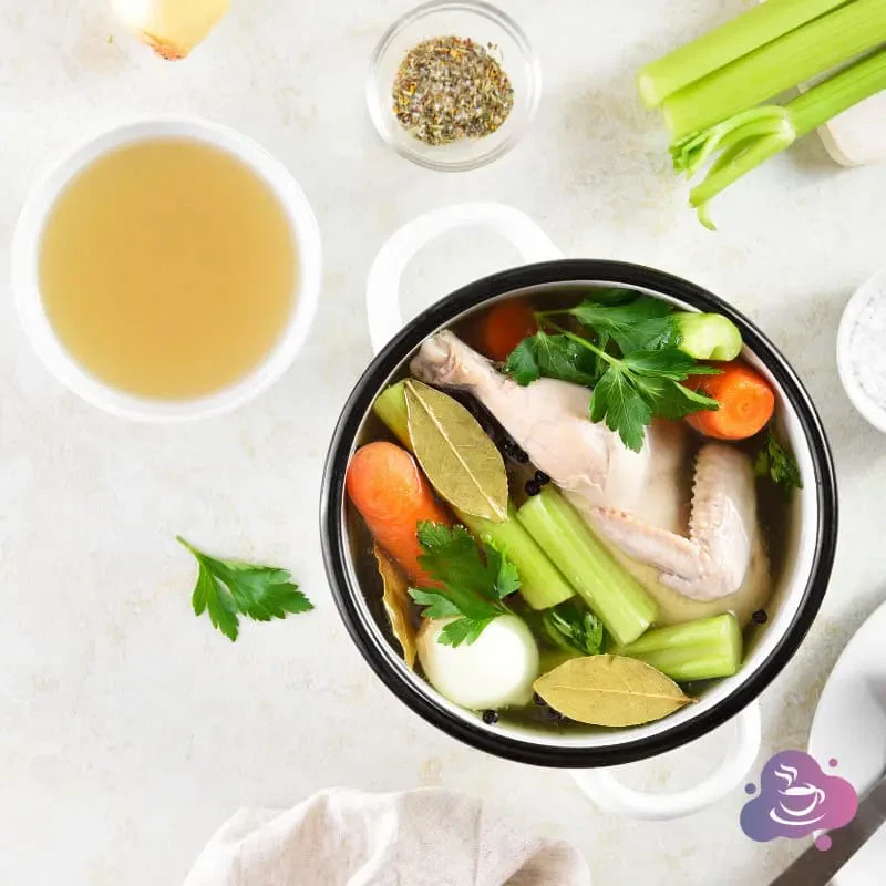 Frische Zutaten für eine herzhafte Suppe, ideal für gemütliche Herbstabende.