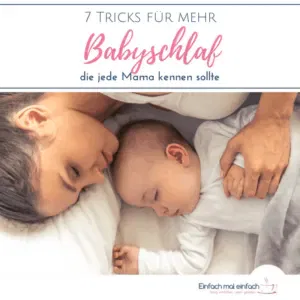 Mutter und Baby schlafen gemeinsam auf weißem Bett. Text: