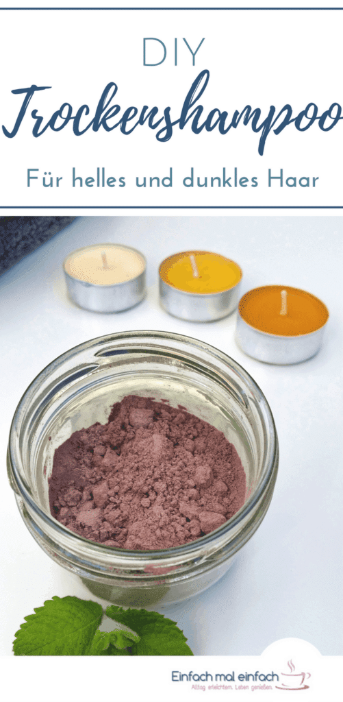 Trockenshampoo im Glas mit Teelichtern auf hellem Untergrund. Text: