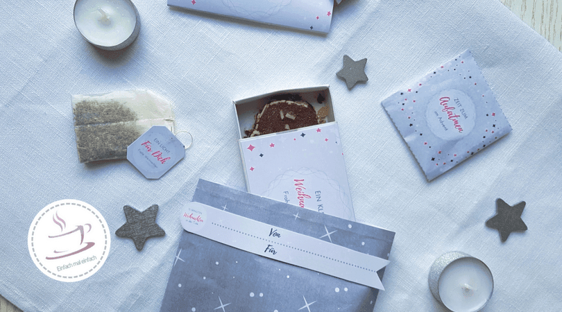 Weihnachten in der Tüte Zutaten auf hellem Untergrund.