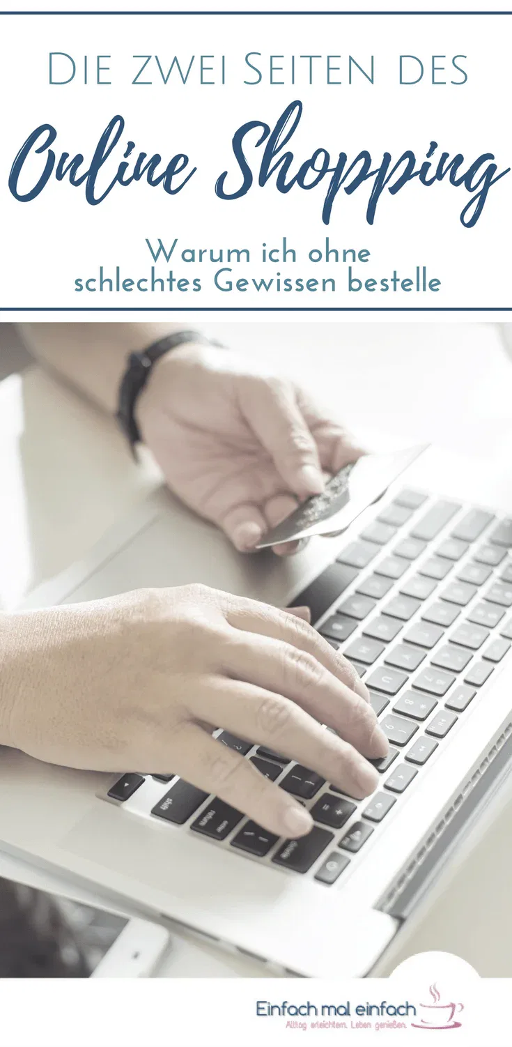 Hände am Laptop mit Kreditkarte. Text:
