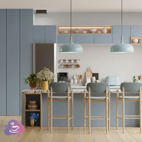 Moderne Küche mit blauen und holzfarbenen Akzenten, offener Stauraum und gemütlichem Inselbereich.
