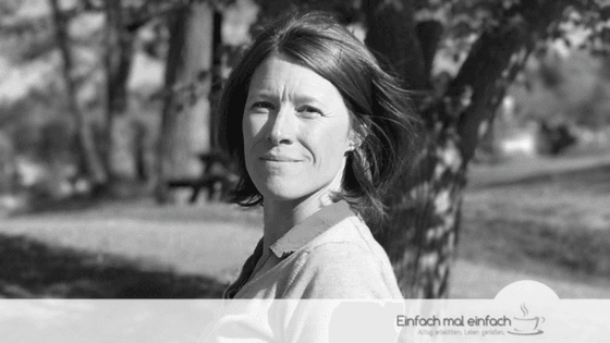 Schwarz-weiß Nahaufnahme von Claudia in der Natur