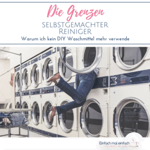 Reihe von vielen Großwaschmaschinen. Eine Frau verschwindet mit ihrem Oberkörper in einer Maschine der oberen Reihe. Text: