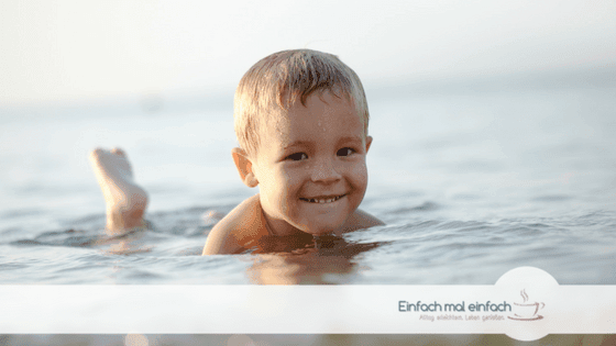 Kleinkind im Meer