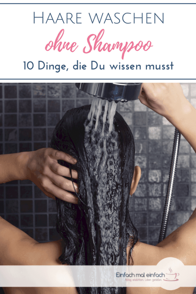Frau spült Haare unter der Dusche. Text: