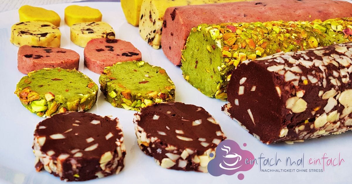 Teig für Plätzchenrezepte von der Rolle auf Platte