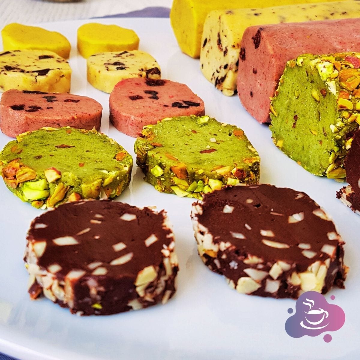 Bunte Plätzchen von der Rolle in verschiedenen Formen