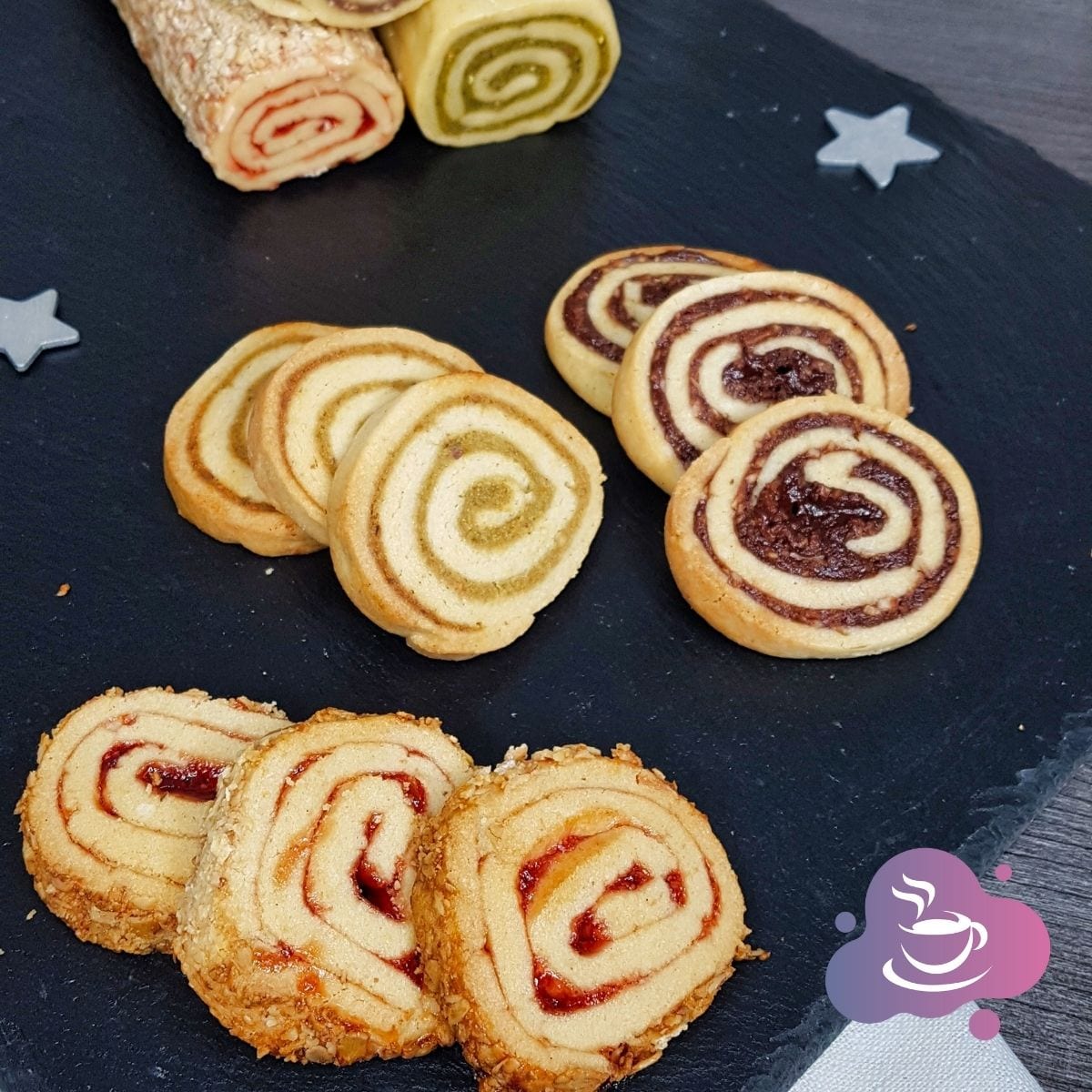 Bunte, spiralförmige Schneckenplätzchen auf Platte