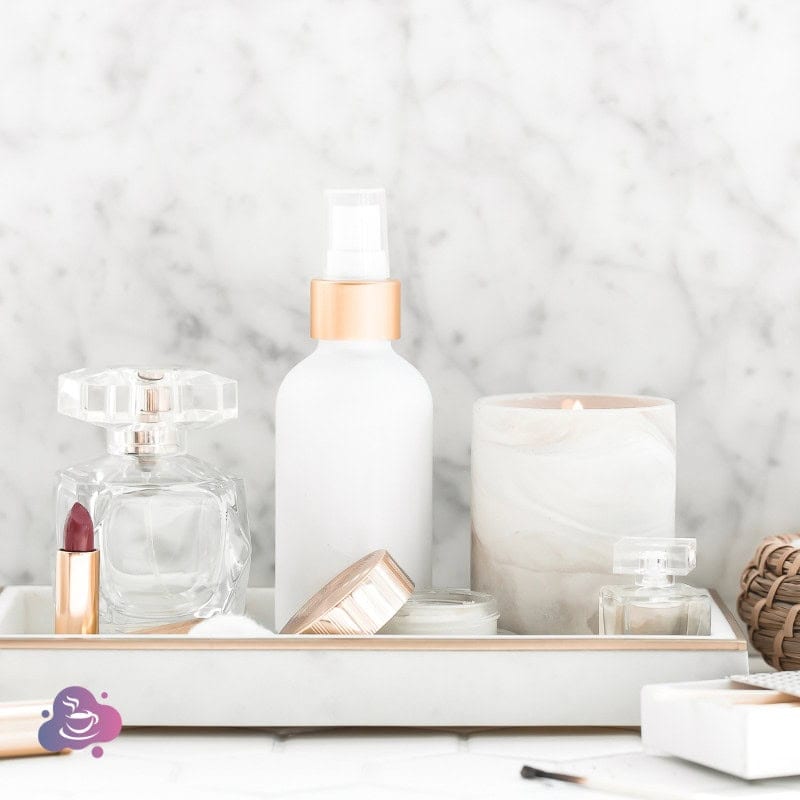 Elegante Beauty- und Pflegeprodukte auf minimalistischem Tablett mit Duftkerze und hochwertigem Design.