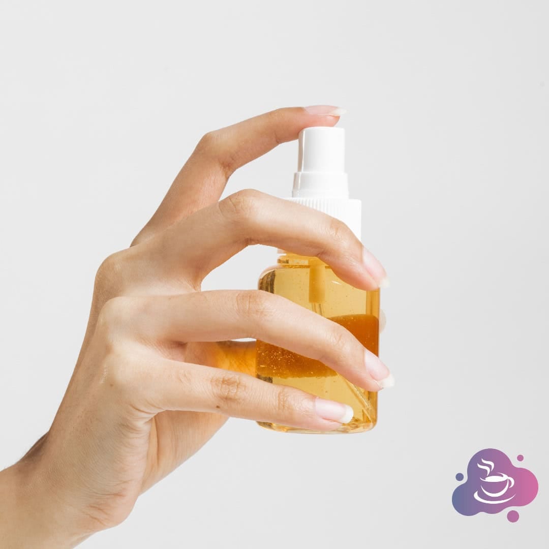 Hände halten ein elegantes Pumpspray mit goldenem Öl für Hautpflege oder Beauty.