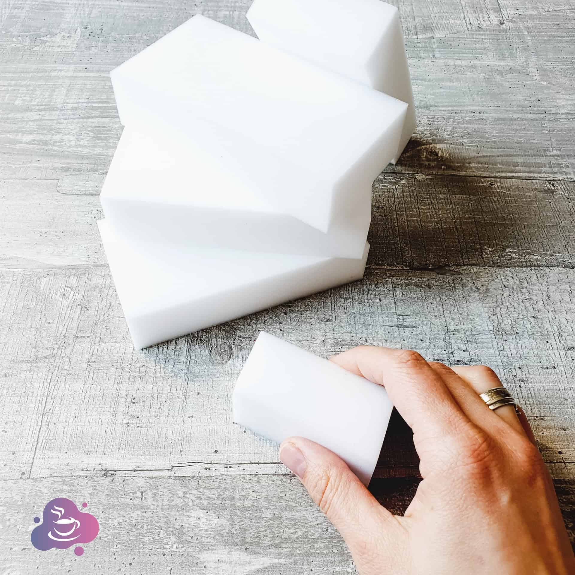Weiße Melamin-Schwämme auf Holz – praktische Reinigungshilfen für saubere Oberflächen.