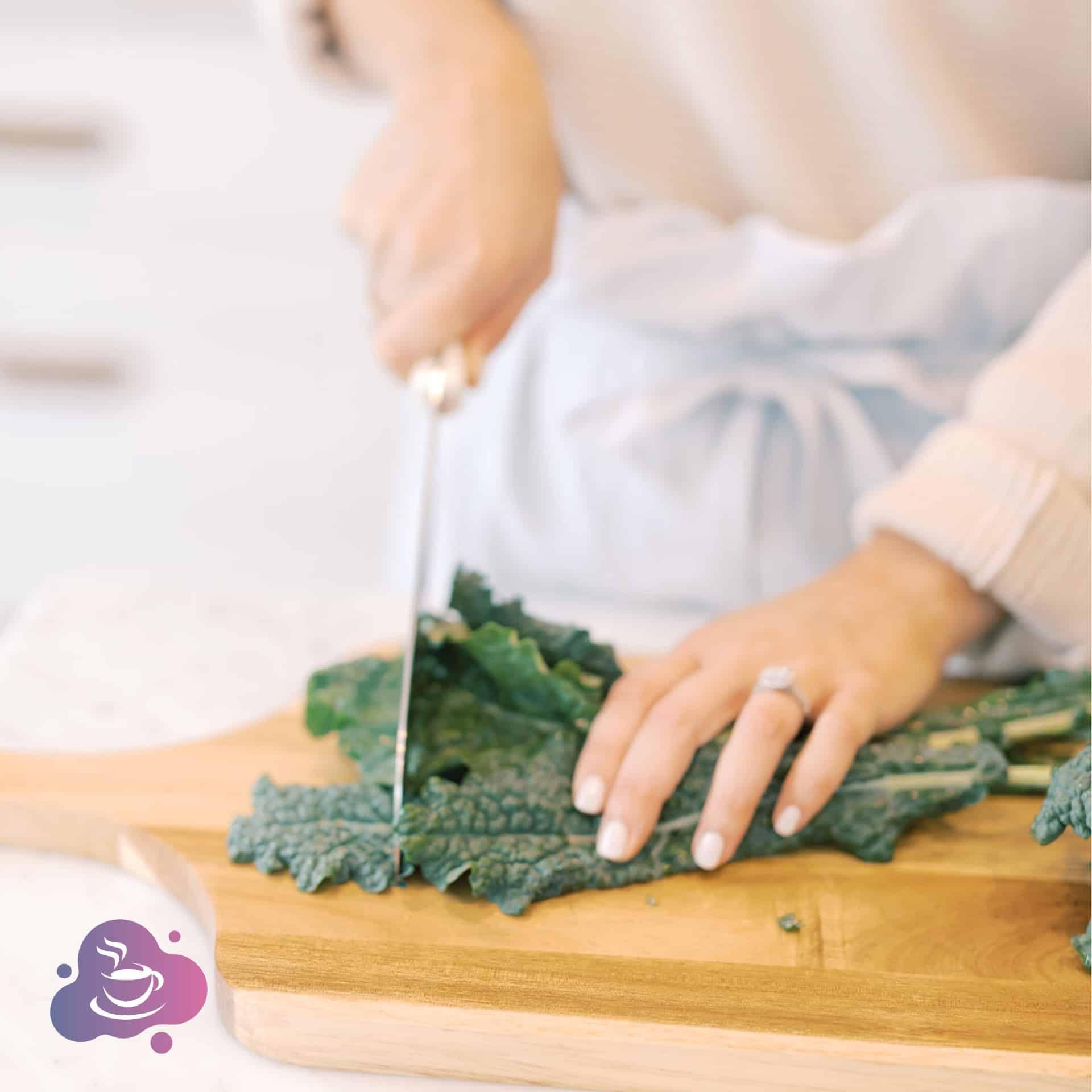 Person schneidet frisches Grünkohl in gemütlicher, moderner Küche beim Kochen.