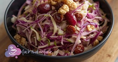 Rotkohlsalat mit Rosinen und Walnüssen