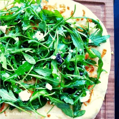 Schnelle Rucola Pizza mit Oliven und Feta - Bild 5