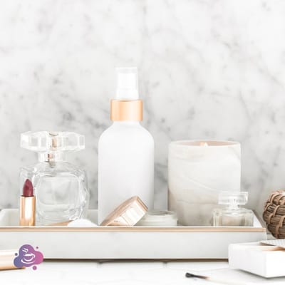 Elegante Beauty- und Pflegeprodukte auf minimalistischem Tablett mit Duftkerze und hochwertigem Design.