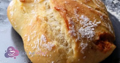 Frisch gebackenes, goldbraunes Brötchen mit knuspriger Kruste, heimische Backkunst.