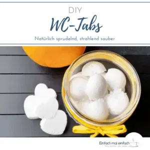 DIY WC-Tabs in unterschiedlichen Formen im Glas mit gelbem Band und Orange auf dunklem Untergrund. Text: