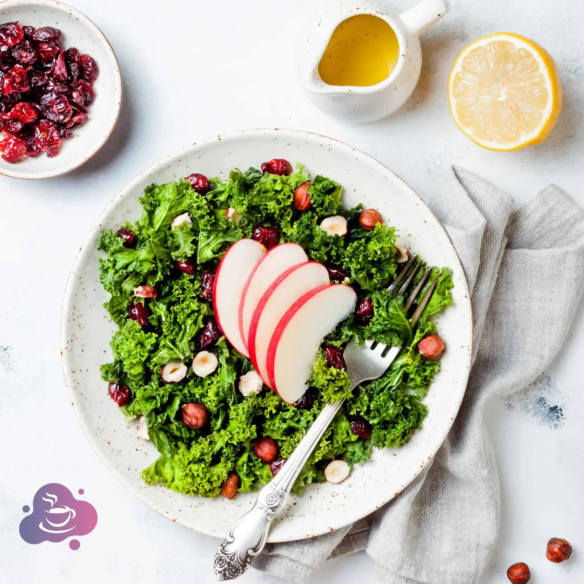 Frischer Grünkohlsalat mit Apfel, Nüssen, Cranberries und Olivenöl auf rustikaler Platte