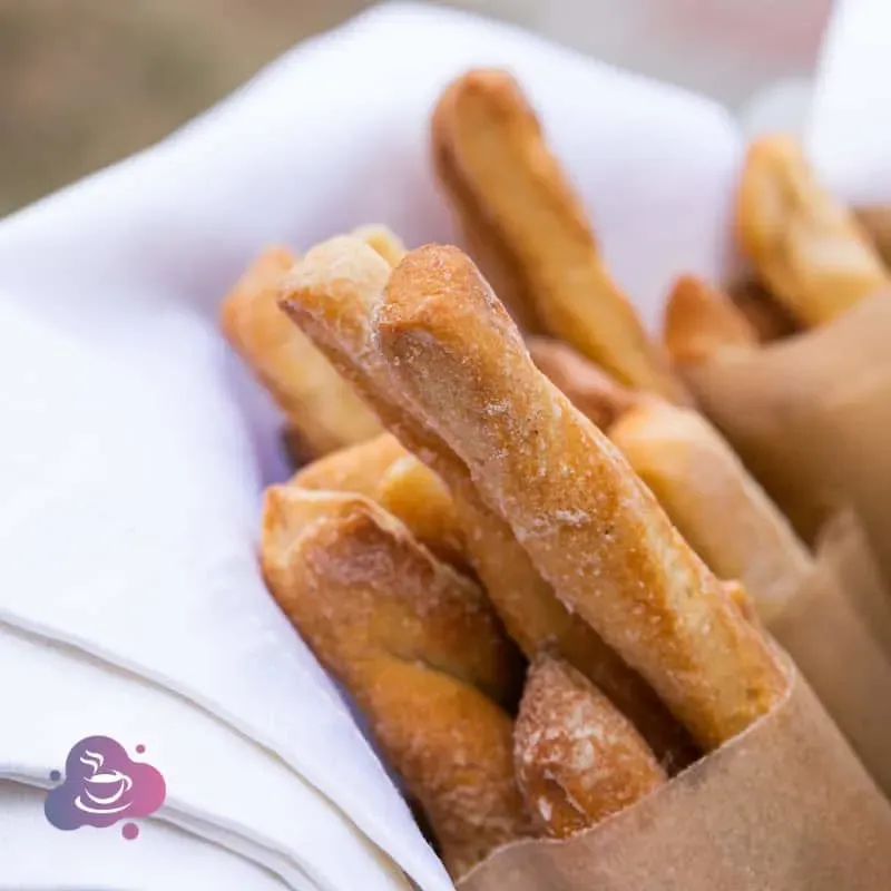 Frische, knusprige Brotsticks in rustikalem Stil, perfekt für gemütliche Momente und geselliges Beisammensein.