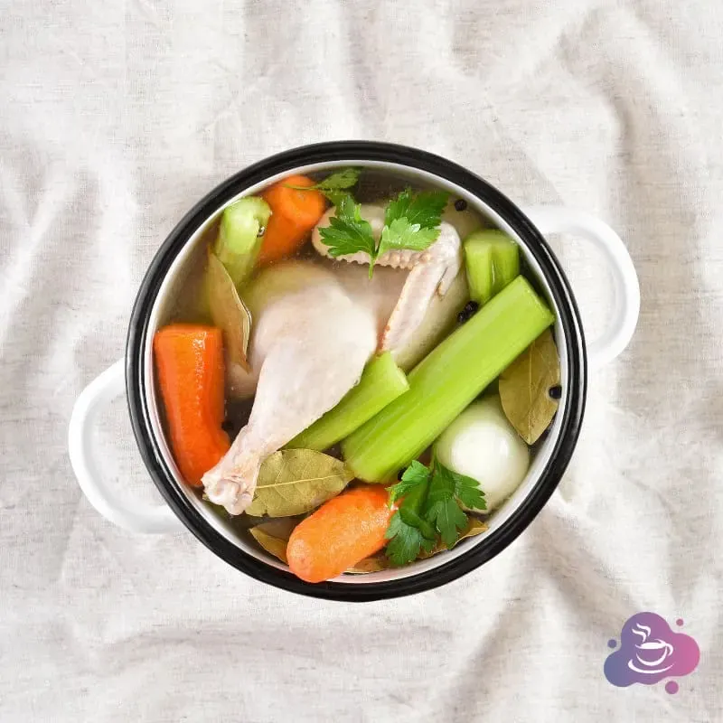 Würzige Hühnersuppe mit frischem Gemüse, Kräutern und aromatischer Brühe für gemütliche Momente.