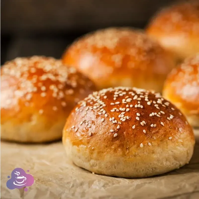 Frische goldene Sesambrötchen, knusprig und weich, perfekt für Frühstück oder Brunch.