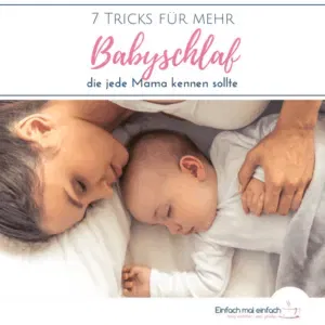 Mutter und Baby schlafen gemeinsam auf weißem Bett. Text: