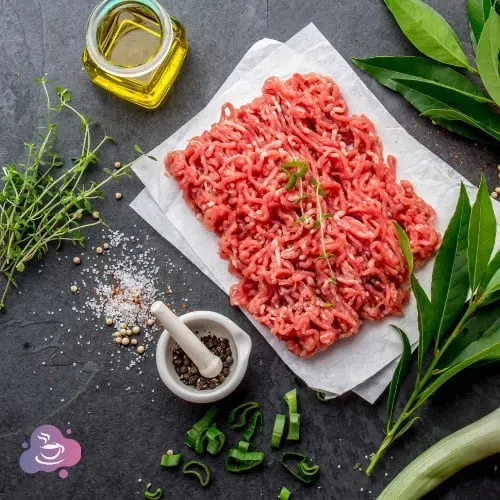 Frisches Hackfleisch mit Kräutern, Salz, Öl und Gewürzen für köstliche Gerichte.