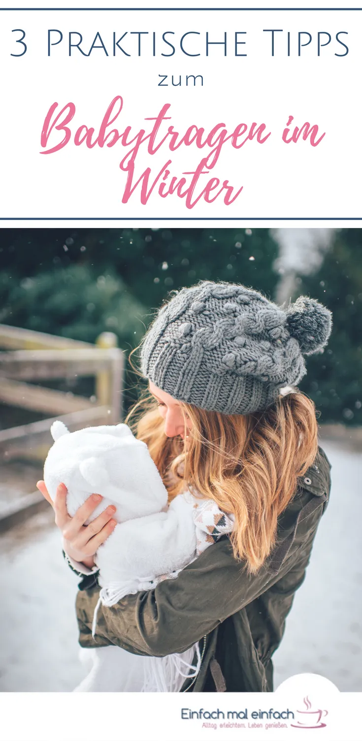 Mutter mit Baby im Winter draußen. Text: