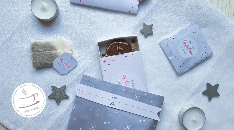 Weihnachten in der Tüte Zutaten auf hellem Untergrund.