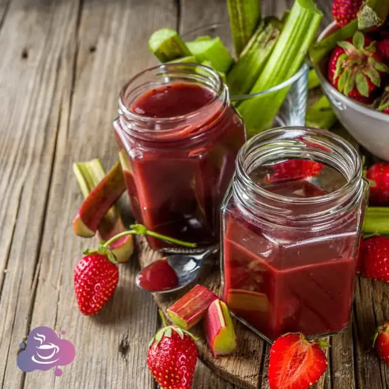 Selbstgemachte Erdbeer-Rhabarber-Marmelade mit frischen Früchten und rustikaler Optik