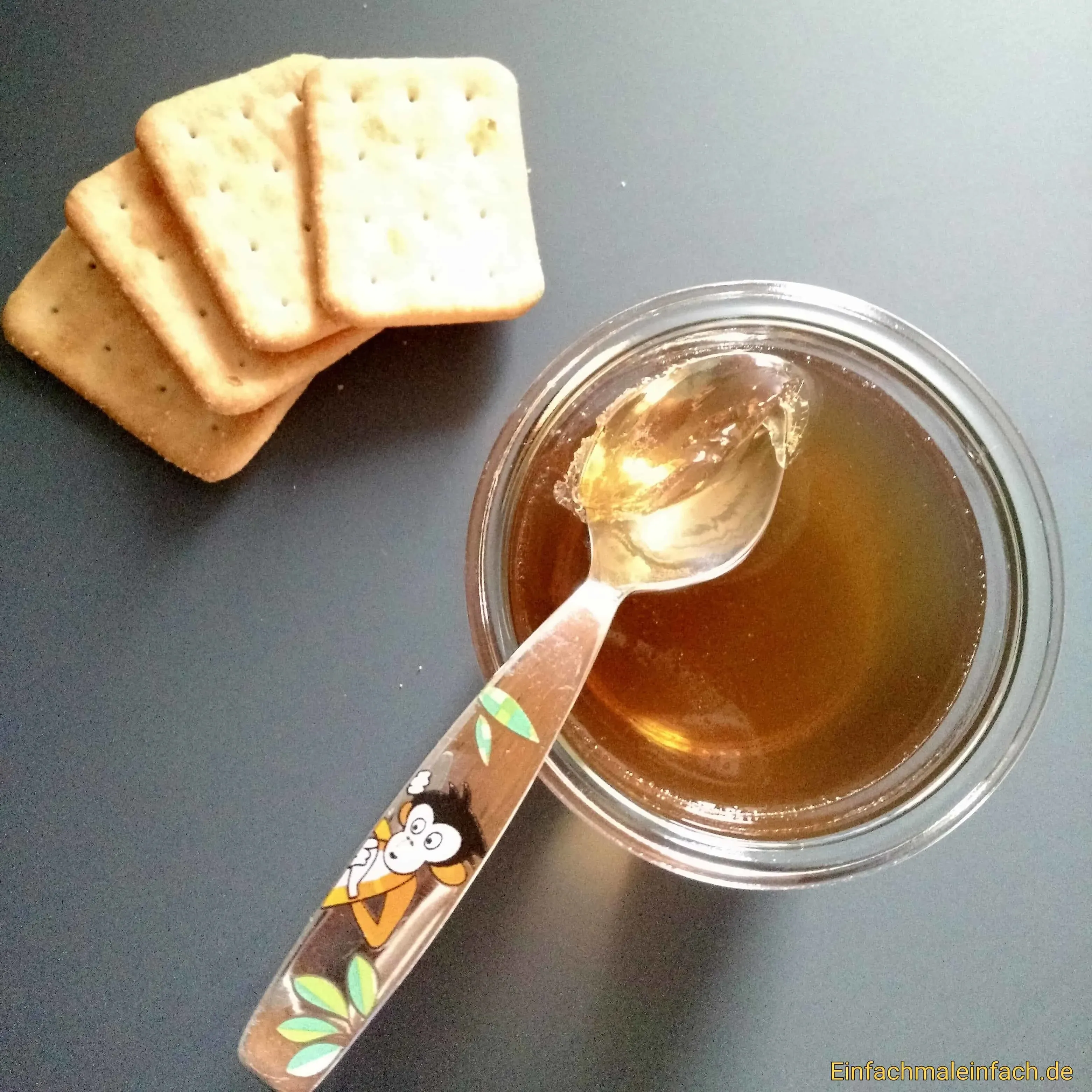 Cracker und selbstgemachter Wackelpudding aus Traubensaft sind nahrhaft und erfrischend