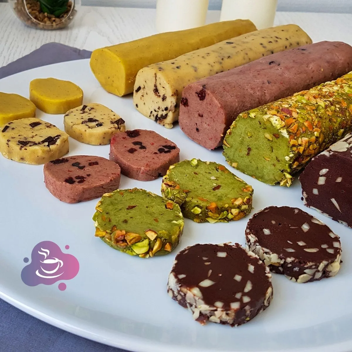 Bunte Plätzchen und Teigrollen.