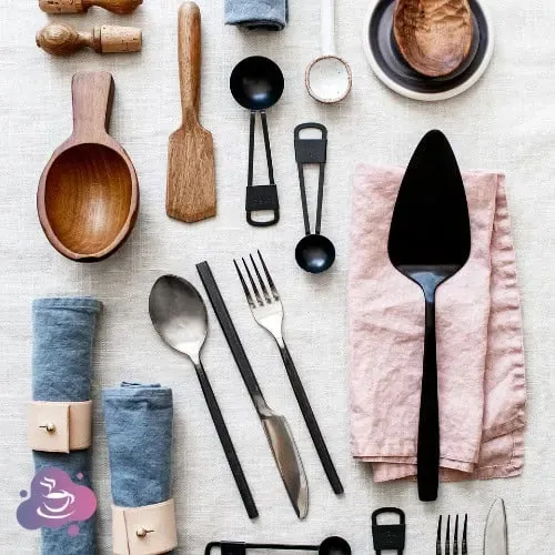 Stilvolle Küchenutensilien und Geschirr für elegante Kochmomente und genussvolles Essen.
