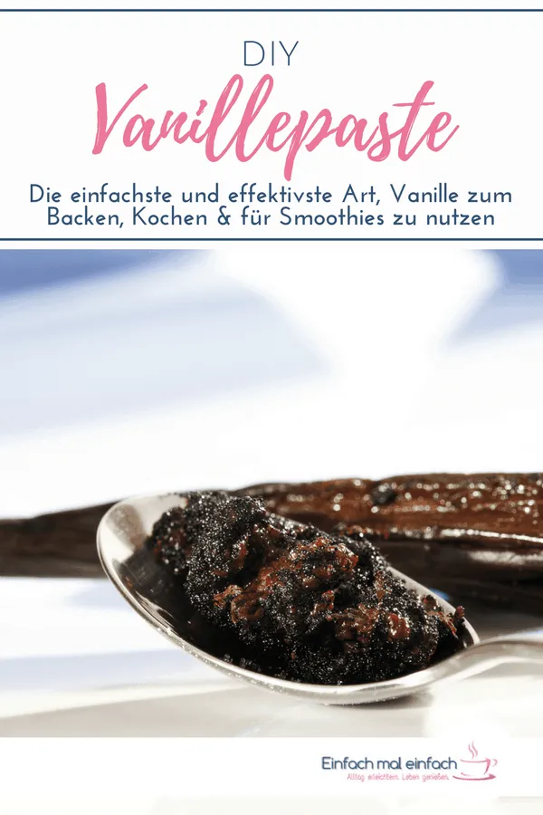 Vanillepaste auf Löffel mit Vanilleschoten im Hintergrund. Text: