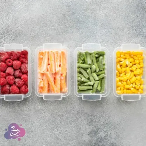 Frische bunte Früchte und Gemüse in transparenten Behältern – gesundes Snack-Arrangement.