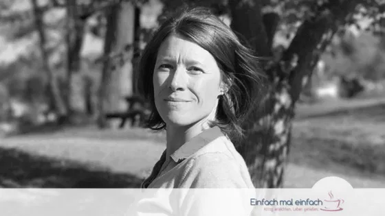 Schwarz-weiß Nahaufnahme von Claudia in der Natur