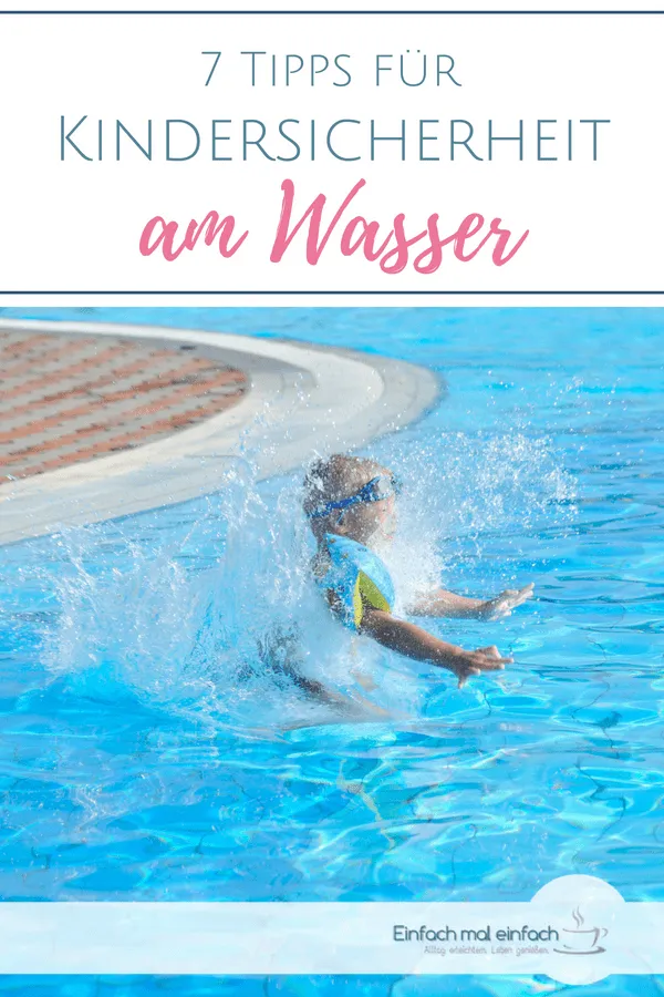 Planschendes Kind im Pool mit Schwimmflügeln. Text: