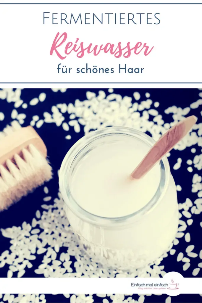 Reiswasser im Glas mit Reiskörnern und Bürste. Text: