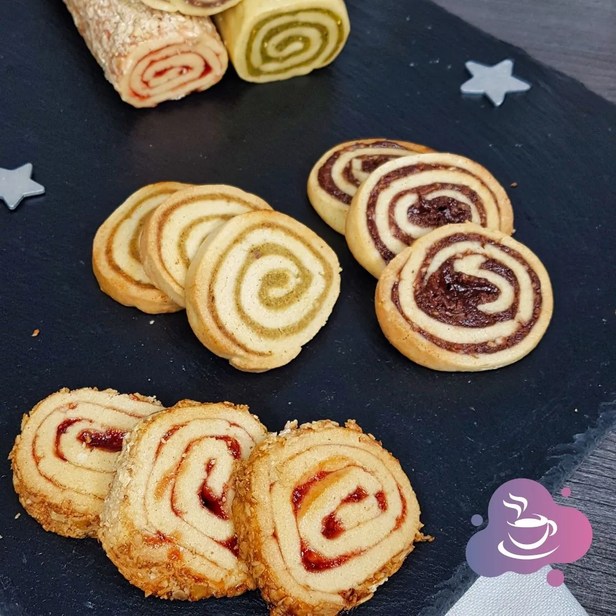 Bunte, spiralförmige Schneckenplätzchen auf Platte