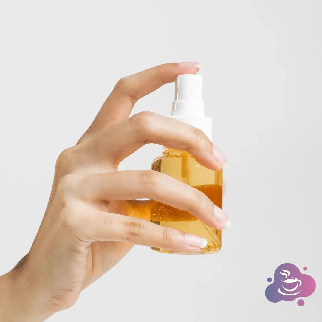 Hände halten ein elegantes Pumpspray mit goldenem Öl für Hautpflege oder Beauty.