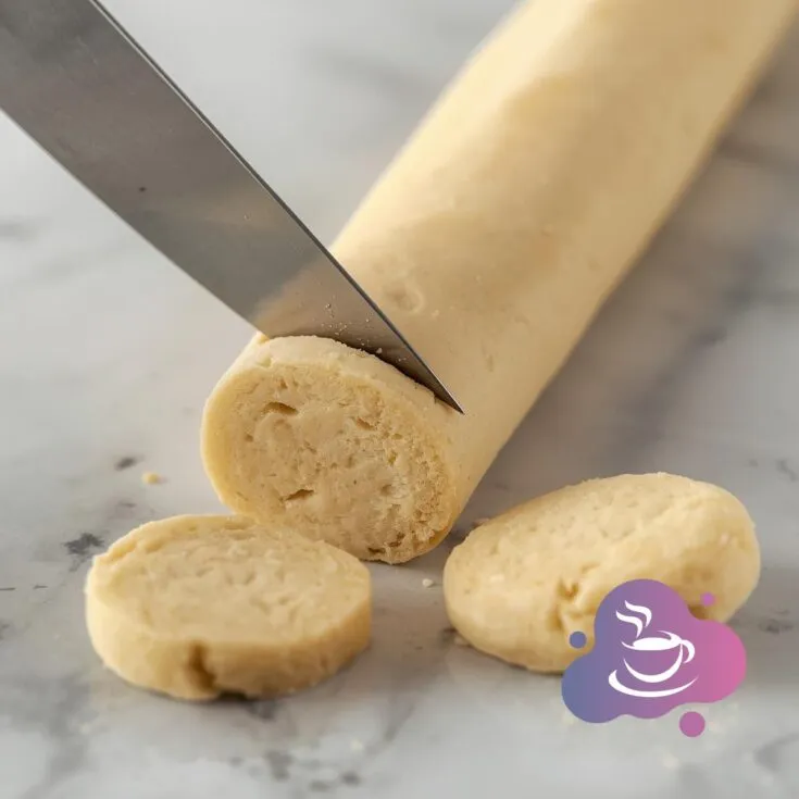 Teigrolle für Butterplätzchen wird in Scheiben geschnitten