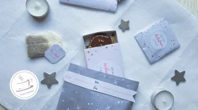 Weihnachten in der Tüte Zutaten auf hellem Untergrund.