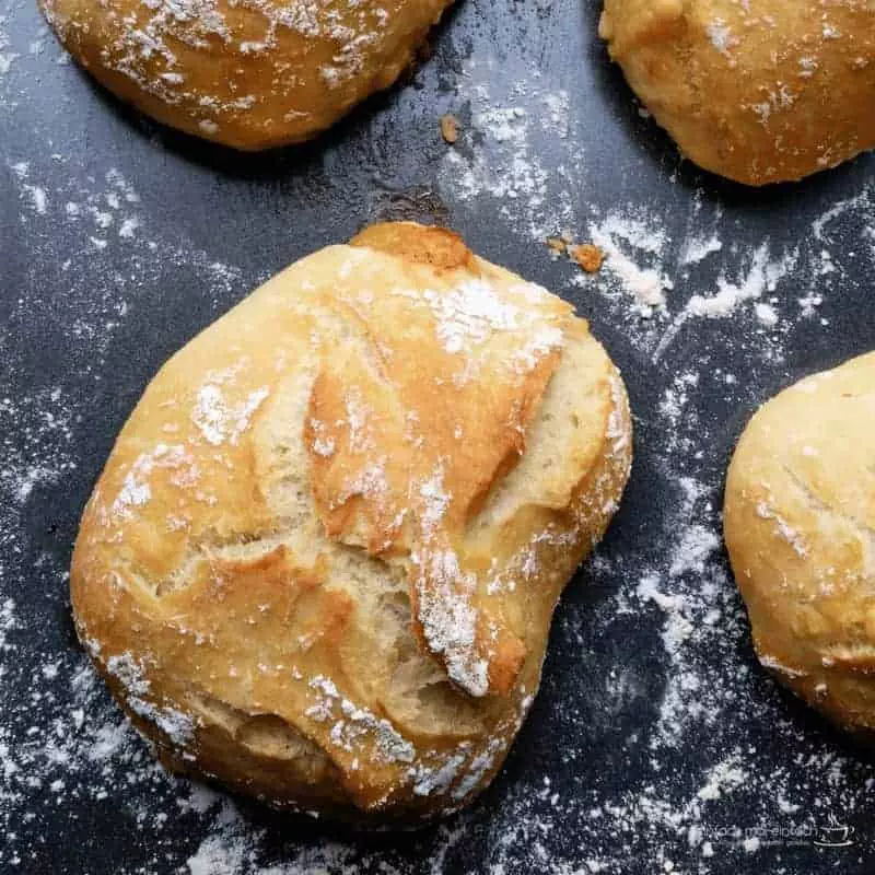 Wenn Du am Wochenende gern schnell und einfach frisch gebackene Brötchen zum Frühstück essen möchtest, dann wirst Du dieses Rezept mit Trockenhefe lieben! Nur 5 Minuten Aufwand am Abend werden benötigt (ohne Kneten!), und schon kannst Du morgens tolle Brötchen in den Ofen schieben, die sich auch mit Dinkel oder Vollkornmehl abwandeln lassen.