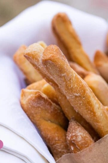 Frische, knusprige Brotsticks in rustikalem Stil, perfekt für gemütliche Momente und geselliges Beisammensein.