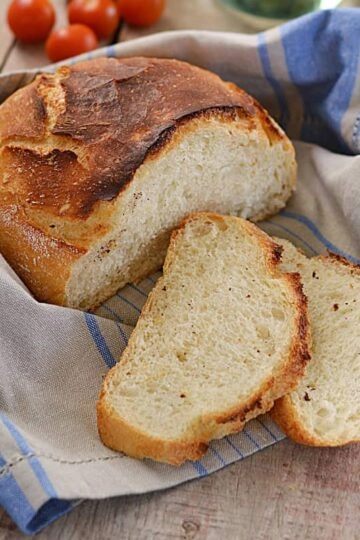 Rustikales Bauernbrot mit Kirschtomaten, hausgebacken, frisch, knusprig, ideal für Brotzeit und Snacks.