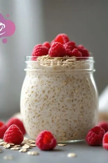 Gesunde Overnight Haferflocken mit frischen Himbeeren, perfekt für ein nahrhaftes Frühstück.