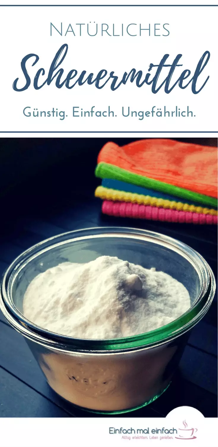 Glasschale mit Natron auf dunklem Untergrund und bunten Putztüchern im Hintergrund. Text: