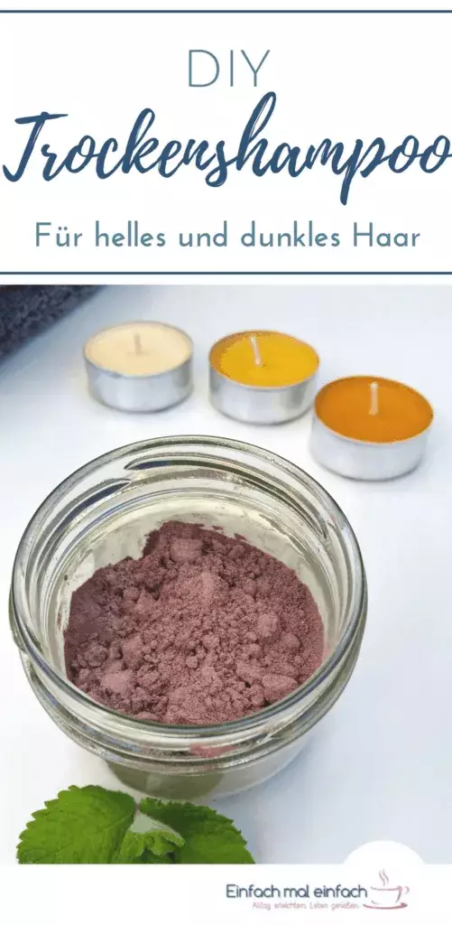 Trockenshampoo im Glas mit Teelichtern auf hellem Untergrund. Text: